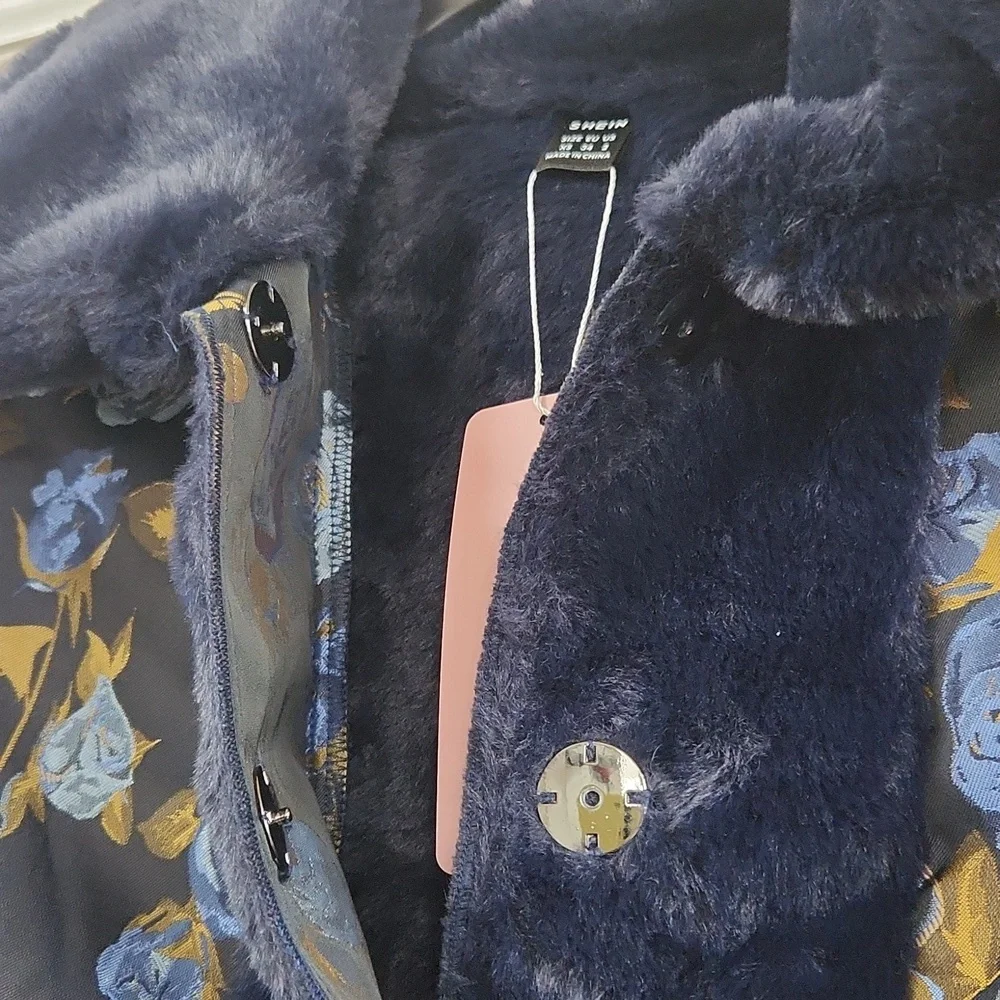Beautiful coat - Picture 2 of 5
